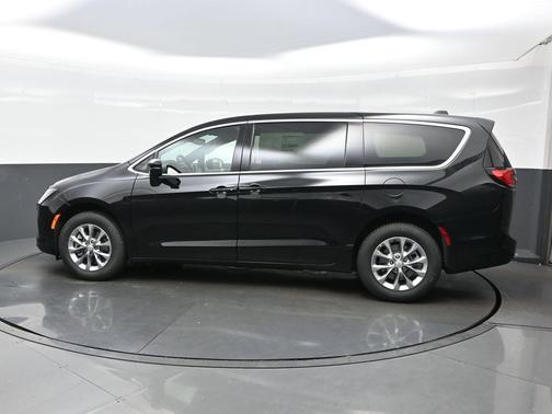 diamond black crystal pearlcoat 2027 Chrysler Pacifica Limited
