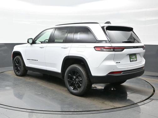 Bright White Clearcoat 2026 Jeep Grand Cherokee Altitude