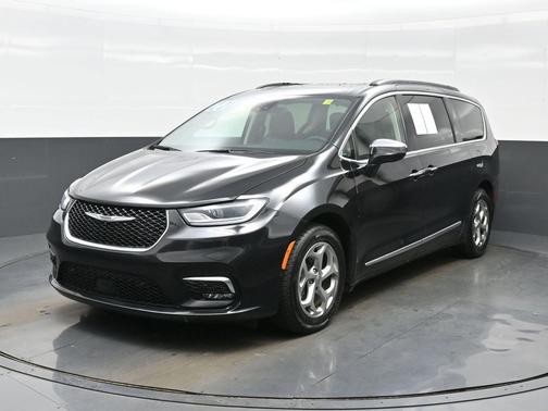 Brilliant Black Crystal Pearlcoat 2022 Chrysler Pacifica Limited
