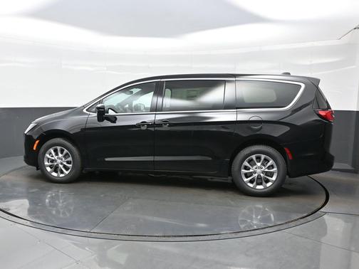 Diamond Black Crystal Pearlcoat 2027 Chrysler Pacifica L