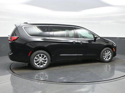 Diamond Black Crystal Pearlcoat 2027 Chrysler Pacifica L