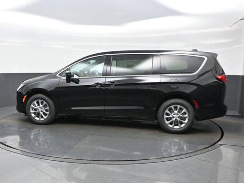 Diamond Black Crystal Pearlcoat 2027 Chrysler Pacifica L