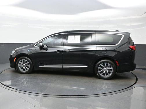 Brilliant Black Crystal Pearlcoat 2024 Chrysler Pacifica L