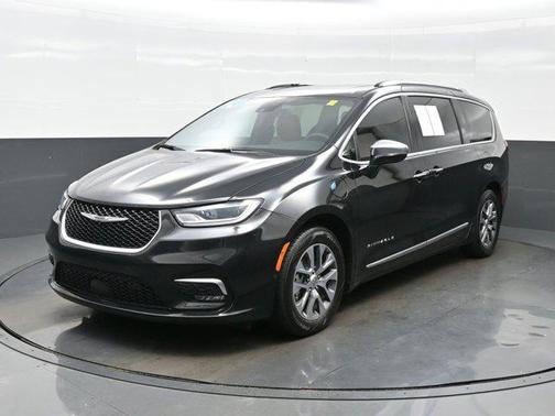 Brilliant Black Crystal Pearlcoat 2024 Chrysler Pacifica L