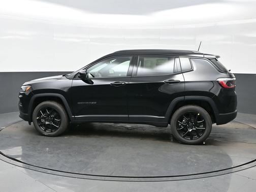 Diamond Black Crystal Pearlcoat 2026 Jeep Compass Latitude