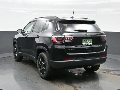 Diamond Black Crystal Pearlcoat 2026 Jeep Compass Latitude