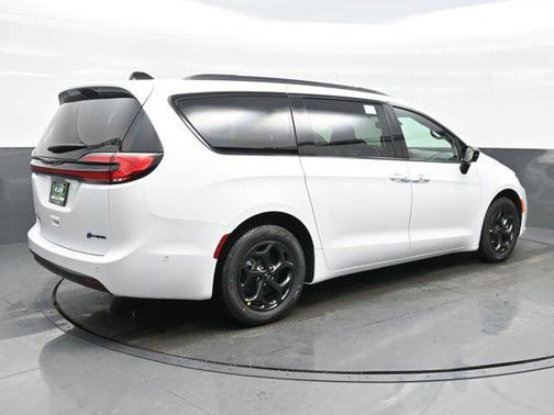 2025 Chrysler Pacifica Hybrid Premium S Appearance Pkg