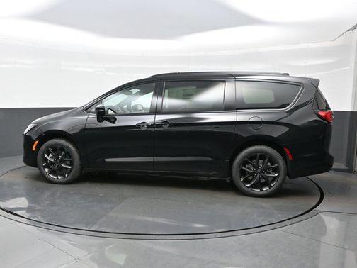 Diamond Black Crystal Pearlcoat 2027 Chrysler Pacifica Limited