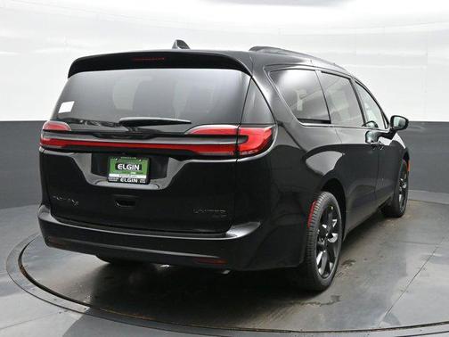 Diamond Black Crystal Pearlcoat 2027 Chrysler Pacifica Limited