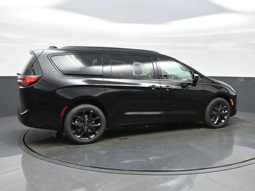 Diamond Black Crystal Pearlcoat 2027 Chrysler Pacifica Limited