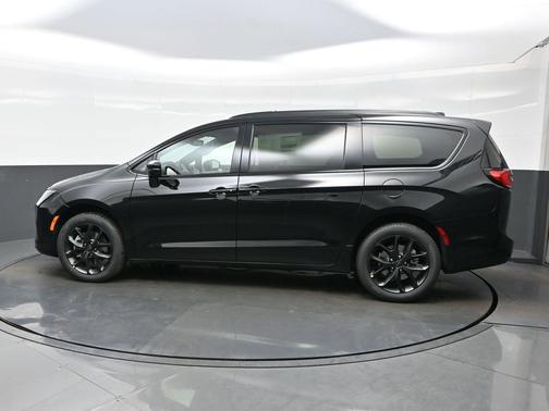 Diamond Black Crystal Pearlcoat 2027 Chrysler Pacifica Limited