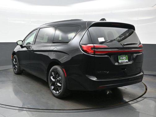 Diamond Black Crystal Pearlcoat 2027 Chrysler Pacifica Limited