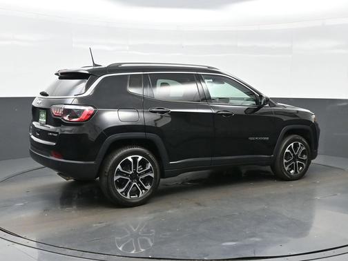 Diamond Black Crystal Pearlcoat 2022 Jeep Compass Limited