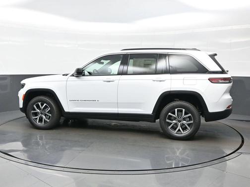Bright White Clearcoat 2027 Jeep Grand Cherokee Laredo