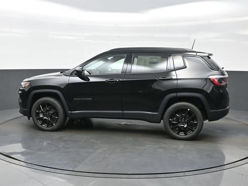 Diamond Black Crystal Pearlcoat 2026 Jeep Compass Latitude