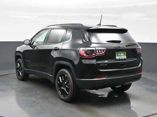 Diamond Black Crystal Pearlcoat 2026 Jeep Compass Latitude