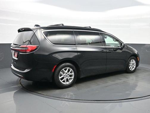 Brilliant Black Crystal Pearlcoat 2022 Chrysler Pacifica Touring L