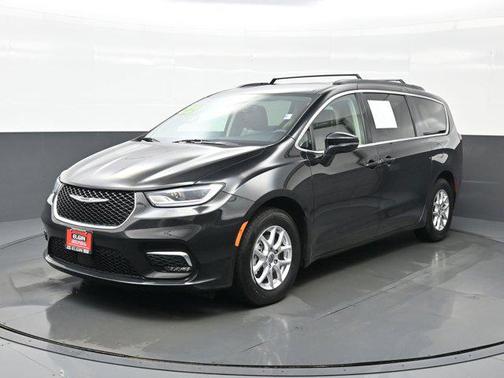 Brilliant Black Crystal Pearlcoat 2022 Chrysler Pacifica Touring L