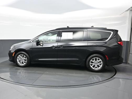 Brilliant Black Crystal Pearlcoat 2022 Chrysler Pacifica Touring L