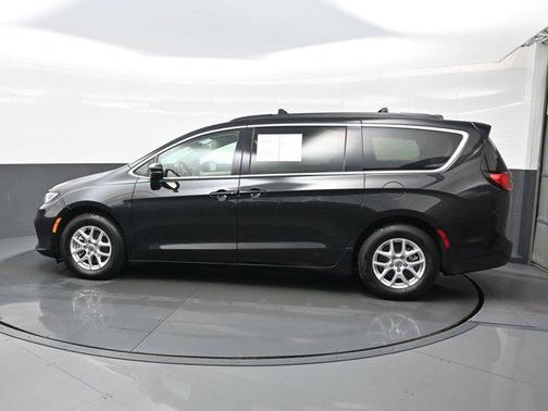 Brilliant Black Crystal Pearlcoat 2022 Chrysler Pacifica Touring L