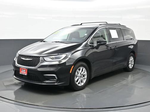 Brilliant Black Crystal Pearlcoat 2022 Chrysler Pacifica Touring L