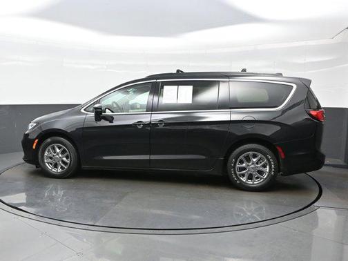 Brilliant Black Crystal Pearlcoat 2022 Chrysler Pacifica Touring L