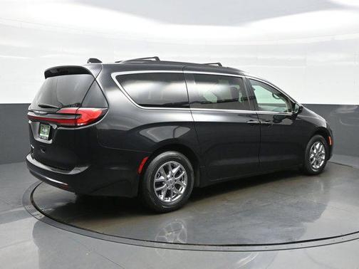 Brilliant Black Crystal Pearlcoat 2022 Chrysler Pacifica Touring L