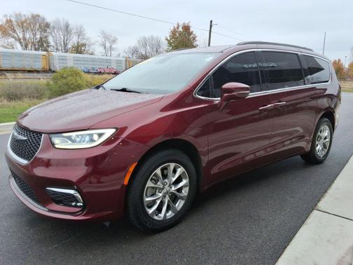 Velvet Red Pearlcoat 2022 Chrysler Pacifica Touring L