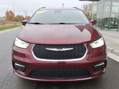 Velvet Red Pearlcoat 2022 Chrysler Pacifica Touring L