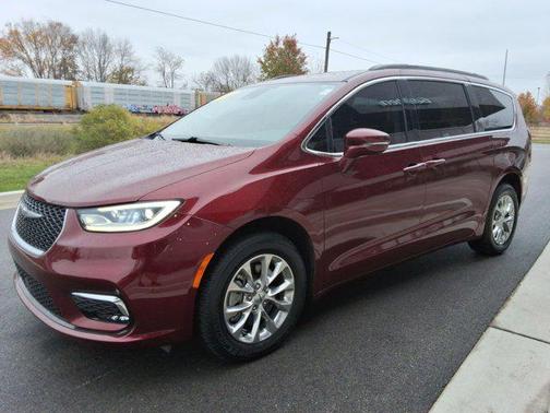 Velvet Red Pearlcoat 2022 Chrysler Pacifica Touring L