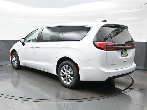 Bright White Clearcoat 2027 Chrysler Pacifica L