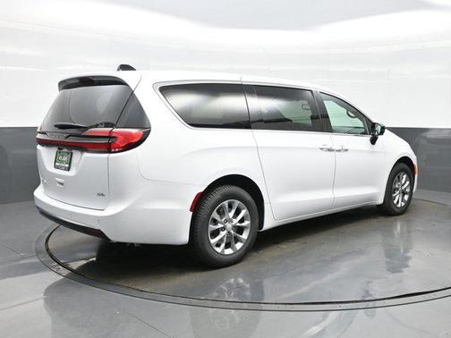 Bright White Clearcoat 2027 Chrysler Pacifica L