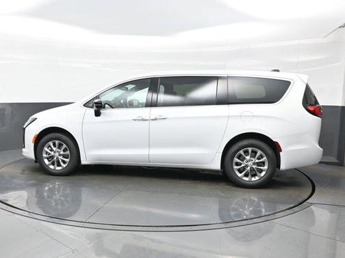 Bright White Clearcoat 2027 Chrysler Pacifica L