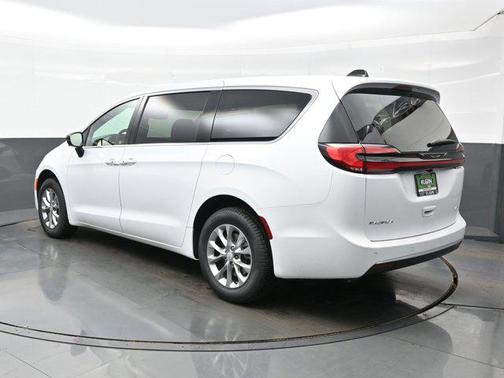 Bright White Clearcoat 2027 Chrysler Pacifica L