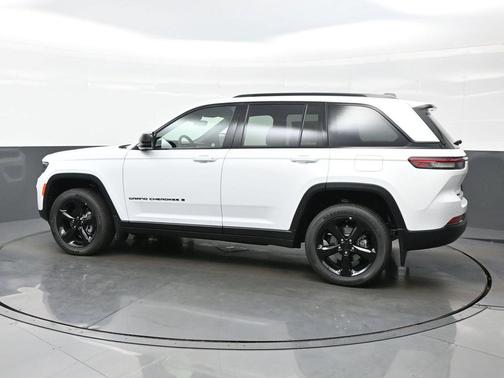 Bright White Clearcoat 2025 Jeep Grand Cherokee Altitude