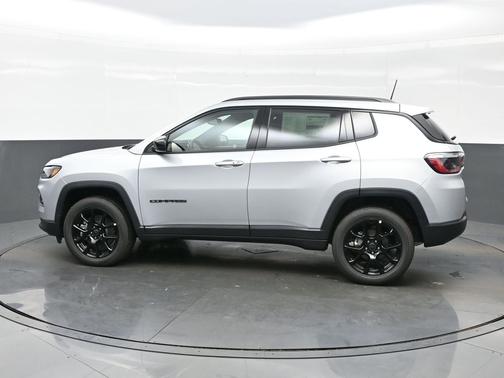 Silver Zynith Metallic Clearcoat 2026 Jeep Compass Latitude