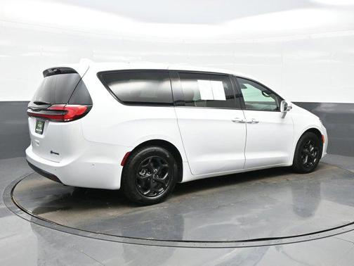 2022 Chrysler Pacifica Hybrid Touring L
