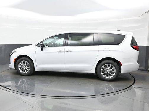 Bright White Clearcoat 2027 Chrysler Pacifica L