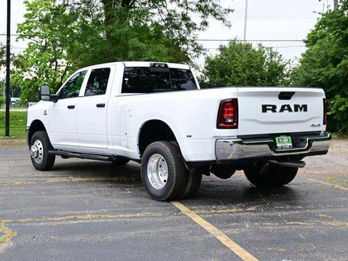 2025 RAM 3500 Tradesman Crew Cab 4x4 8' Box