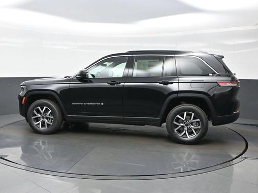 High Gloss Black 2027 Jeep Grand Cherokee Laredo