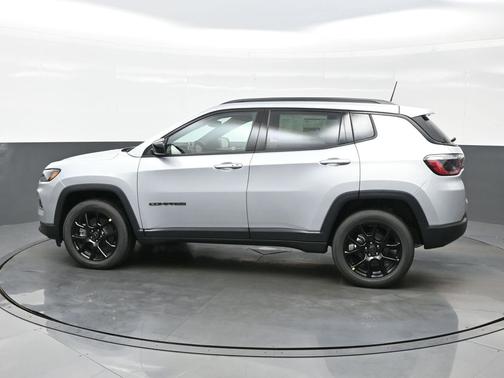 Silver Zynith Metallic Clearcoat 2026 Jeep Compass Latitude