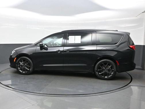 Brilliant Black Crystal Pearlcoat 2023 Chrysler Pacifica Touring L