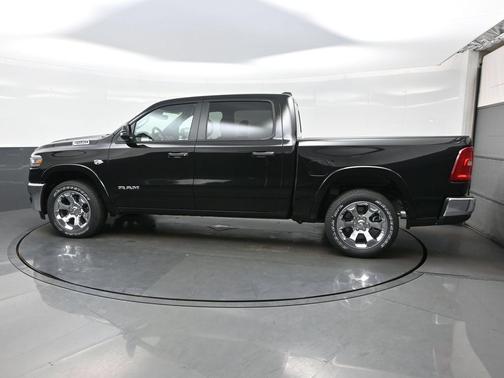 Diamond Black Crystal Pearlcoat 2026 RAM 1500 Big Horn/Lone Star
