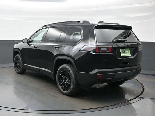 DIAMOND BLACK CRYSTAL P/C 2027 Jeep Cherokee Limited