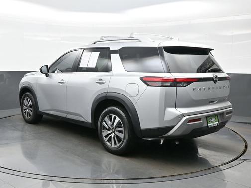 Brilliant Silver Metallic 2023 Nissan Pathfinder SL 4WD