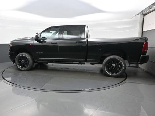 Diamond Black Crystal Pearlcoat 2026 RAM 2500 Laramie Crew Cab 4x4 6'4' Box
