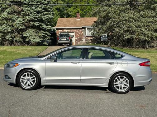 Silver 2013 Ford Fusion SE