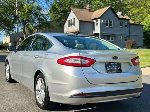 Silver 2013 Ford Fusion SE