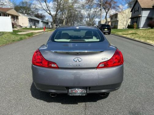 Gray 2010 INFINITI G37x Base