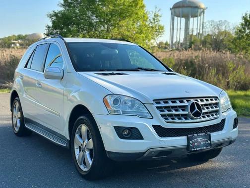 White 2010 Mercedes-Benz M-Class 4MATIC